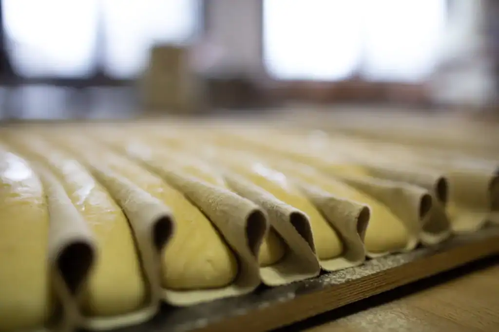 Les croissants roulés, prêts à lever