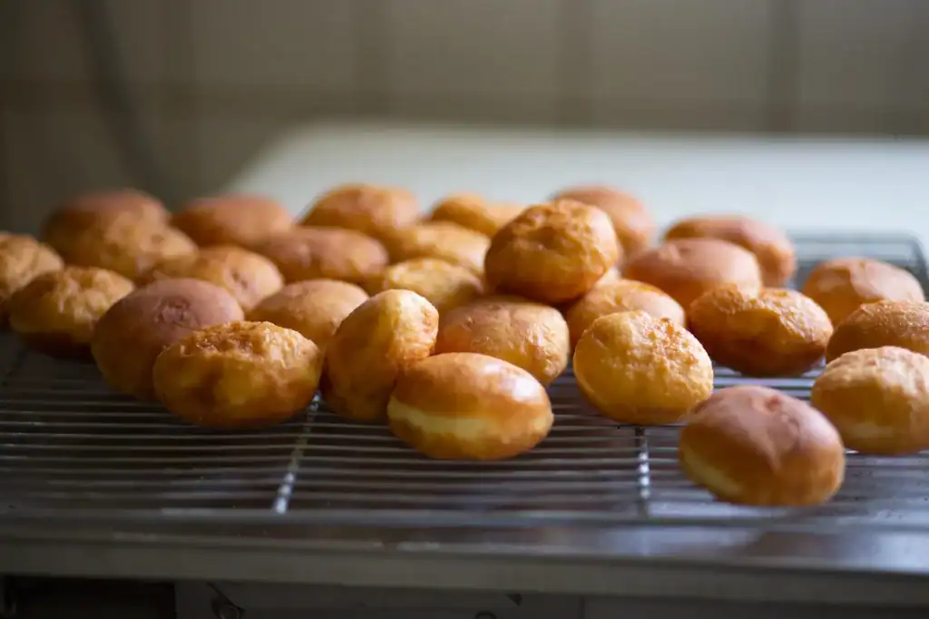Brioches dorées sur la grille de refroidissement