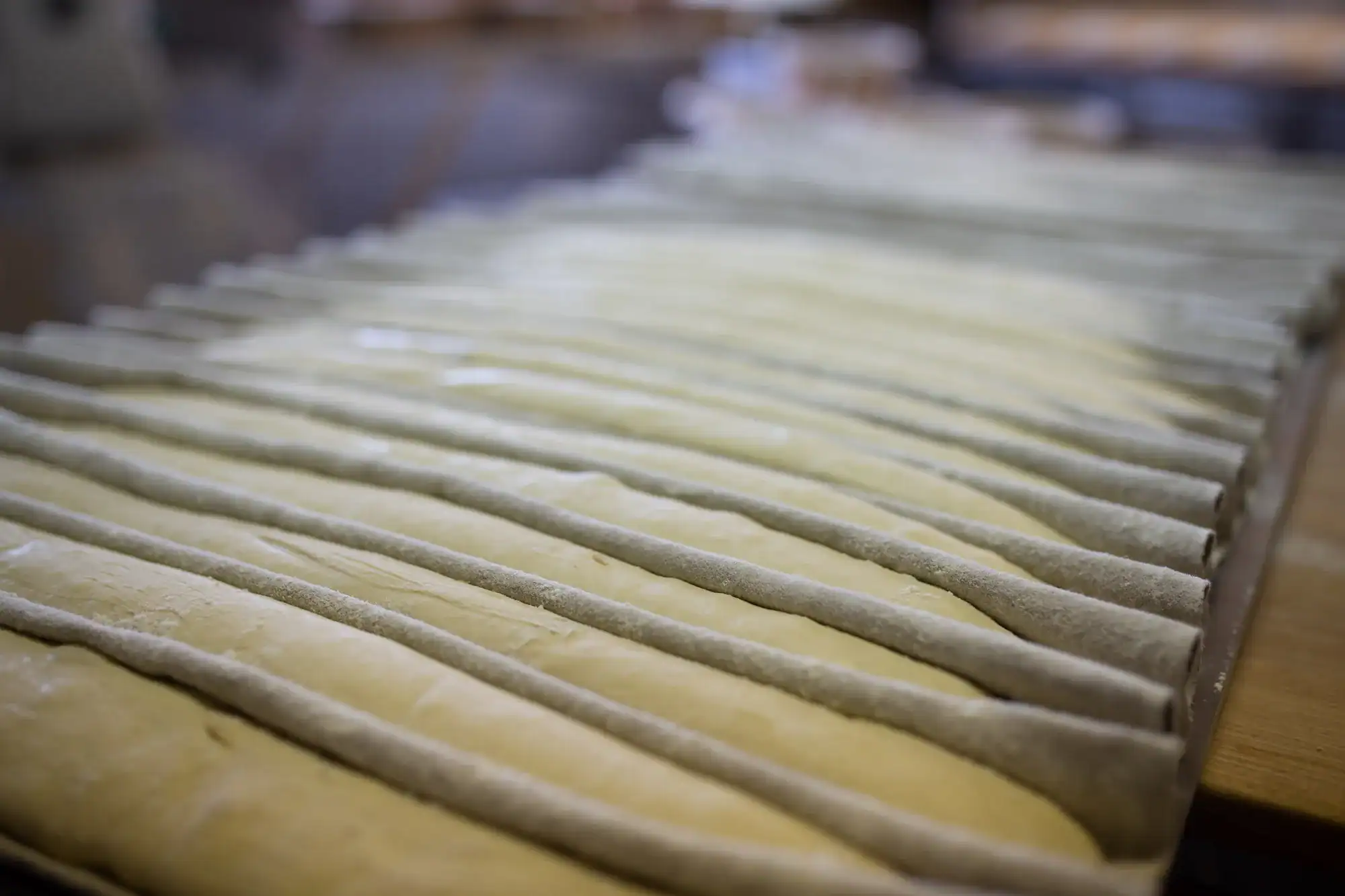 Les baguettes alignées avant la cuisson