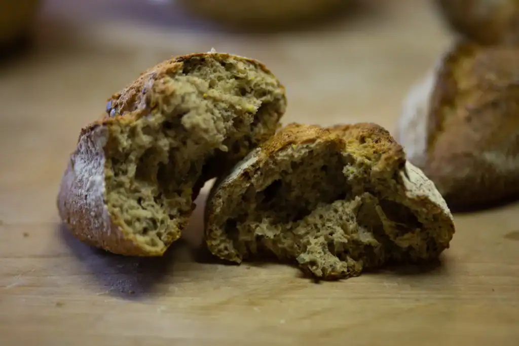 Un pain de campagne ouvert, la mie