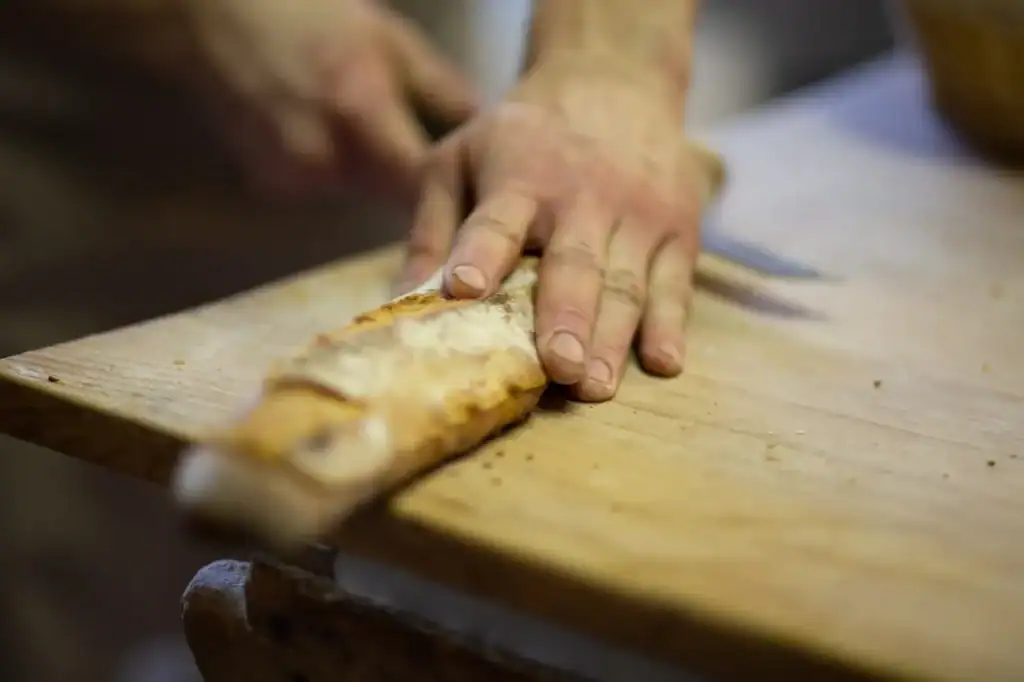 La baguette sous la lame