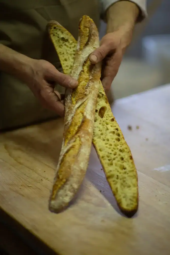 Une baguette fendue, mie alvéolée