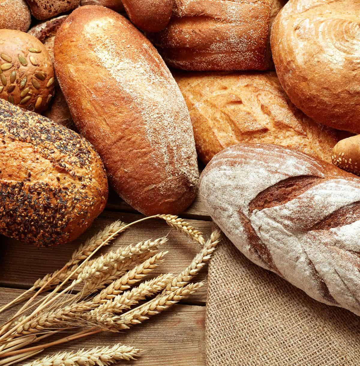 Assortiment de pains et épis de blé