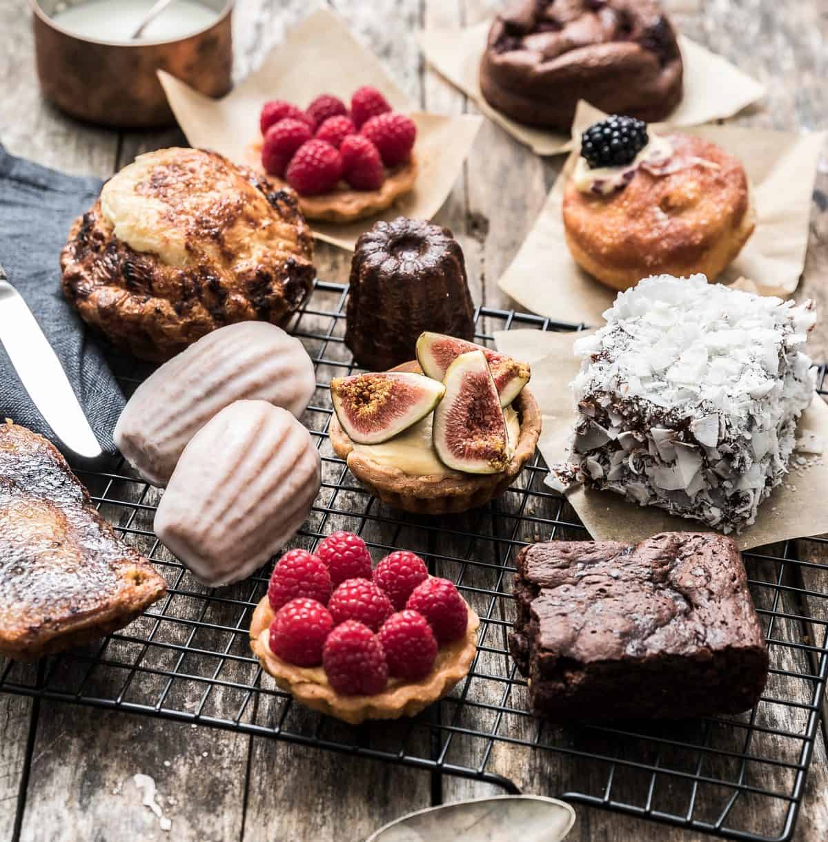 Pâtisseries sur une grille de refroidissement