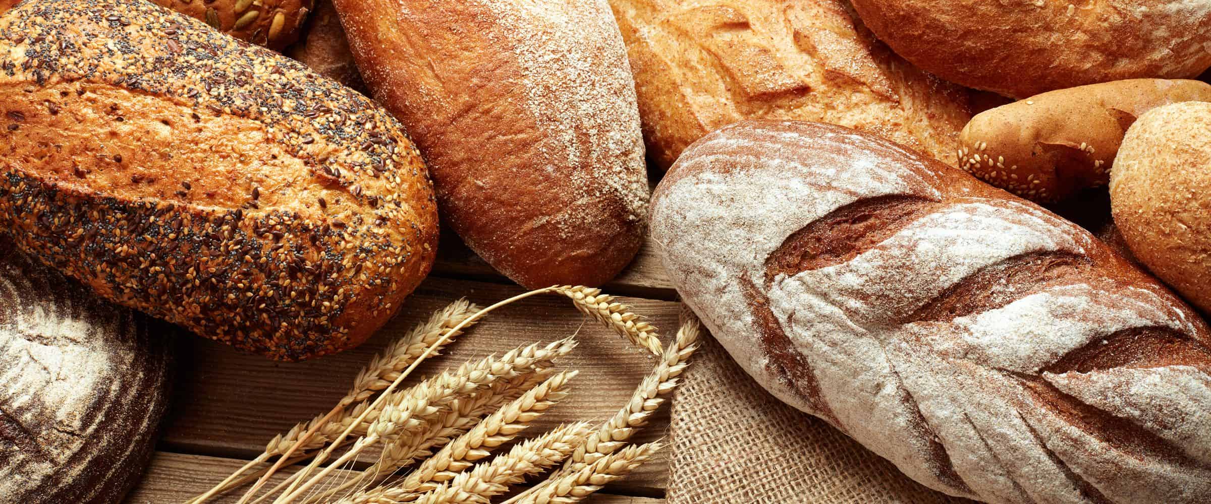Assortiment de pains et épis de blé